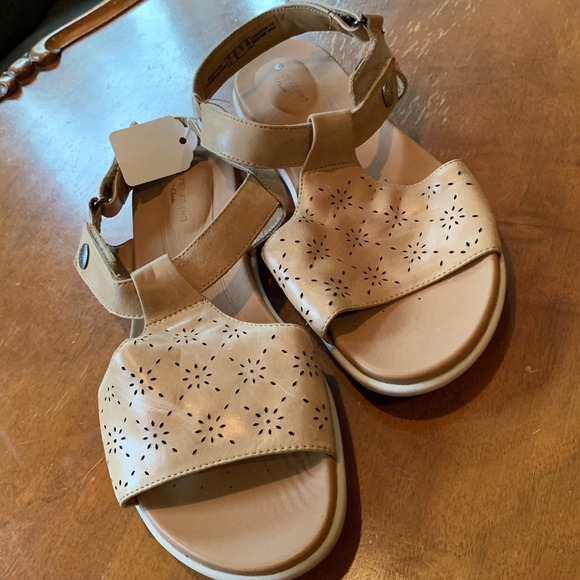 Sandal - 5.5M has a mark on strap, 9.5M, 9M, 7W - Picture 9 of 12